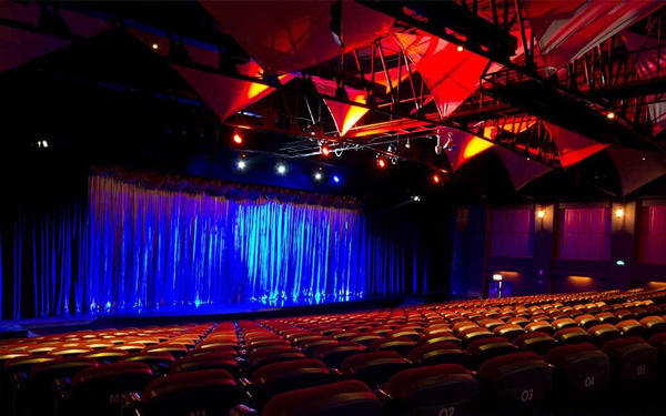 Không gian hoành tráng của show diễn