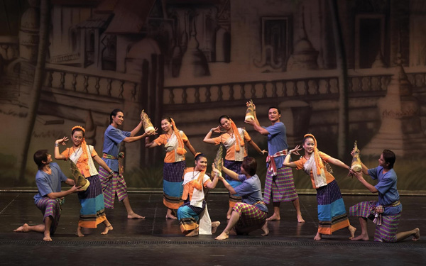 Show Siam Niramit - Khám phá lịch sử hào hùng Thái Lan | Saigon Star Travel Du khách có thể tương tác trực tiếp với chương trình biểu diễn