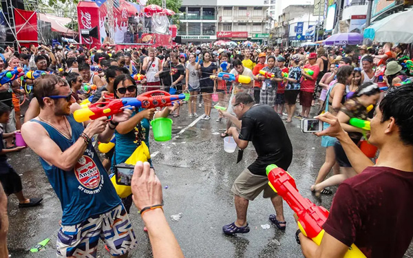 Songkran - Độc đáo lễ hội té nước Thái Lan | Saigon Star Travel Lễ hội té nước thu hút rất nhiều du khách nước ngoài đến cùng tham gia