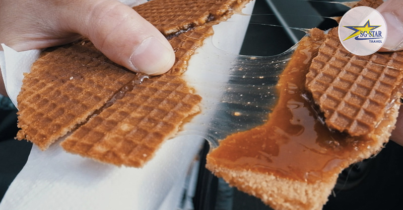 Stroopwafels nên thưởng thức nóng khi chúng vừa mới ra lò Stroopwafels nên thưởng thức nóng khi chúng vừa mới ra lò