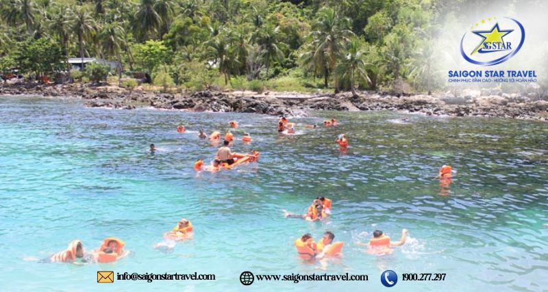Tắm biển ở hòn Mấu Nam Du