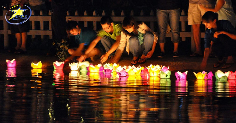 Hoạt động thả đèn hoa đăng vô cùng ý nghĩa của lễ Vu Lan báo hiếu