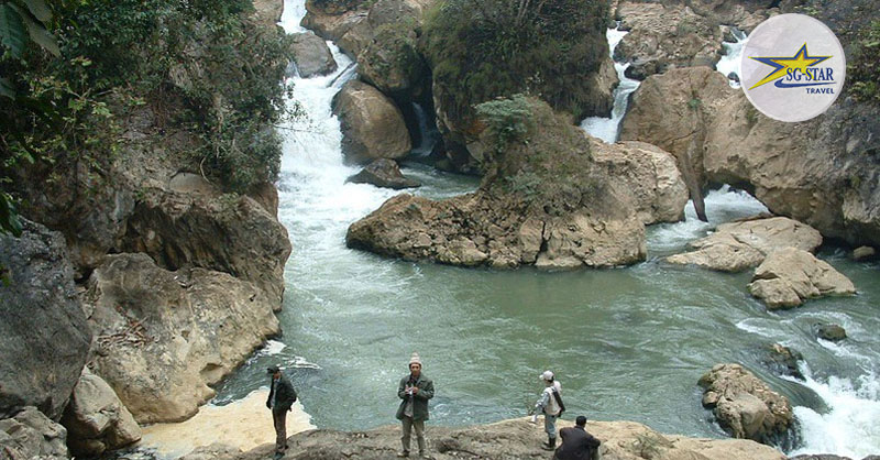 Thác Nà Khoang là một trong những điểm dừng chân yêu thích của nhiều phượt thủ. Thác Nà Khoang là một trong những điểm dừng chân yêu thích của nhiều phượt thủ.