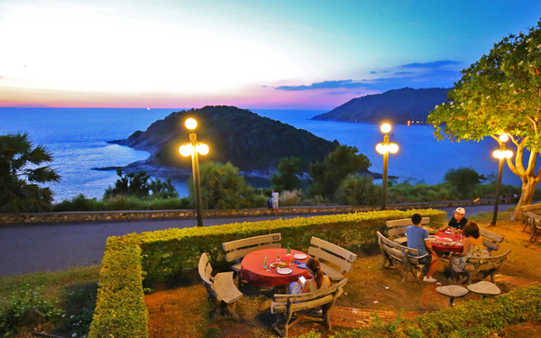 Tham quan Laem Promthep View Point - nơi ngắm hoàng hôn đẹp nhất Thái Lan | Saigon Star Travel Thưởng thức ẩm thực sau khi hoàng hôn đã tắt