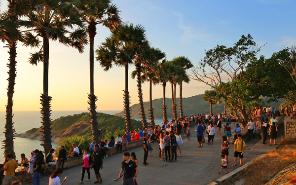 Tham quan Laem Promthep View Point - nơi ngắm hoàng hôn đẹp nhất Thái Lan | Saigon Star Travel Dòng người đông đúc đến ngắm hoàng hôn