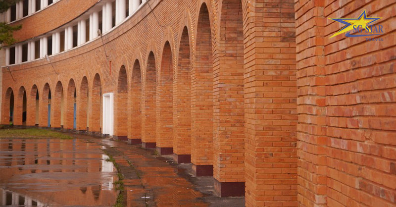 Hành lang với gạch đỏ đặc trưng của trường là điểm check in nhiều bạn trẻ tìm đến nhất