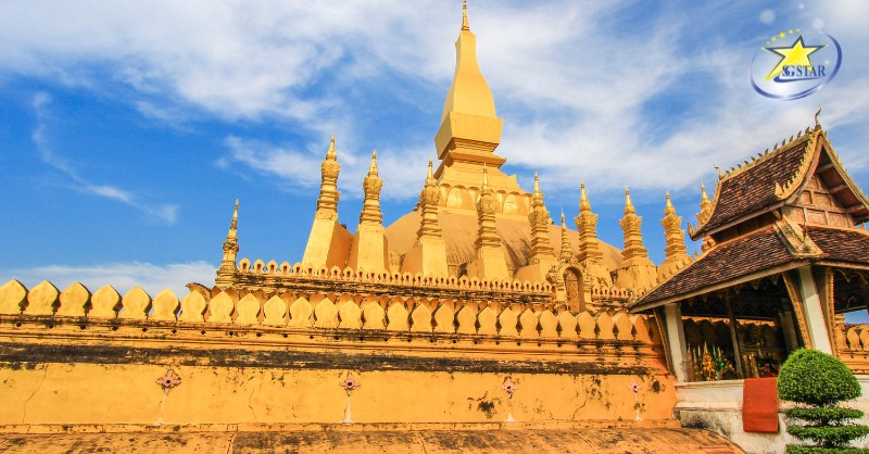 Tháp Thạt Luổng - Một trong những điểm phải đến trong hành trình tour du lịch lào 4 ngày 3 đêm