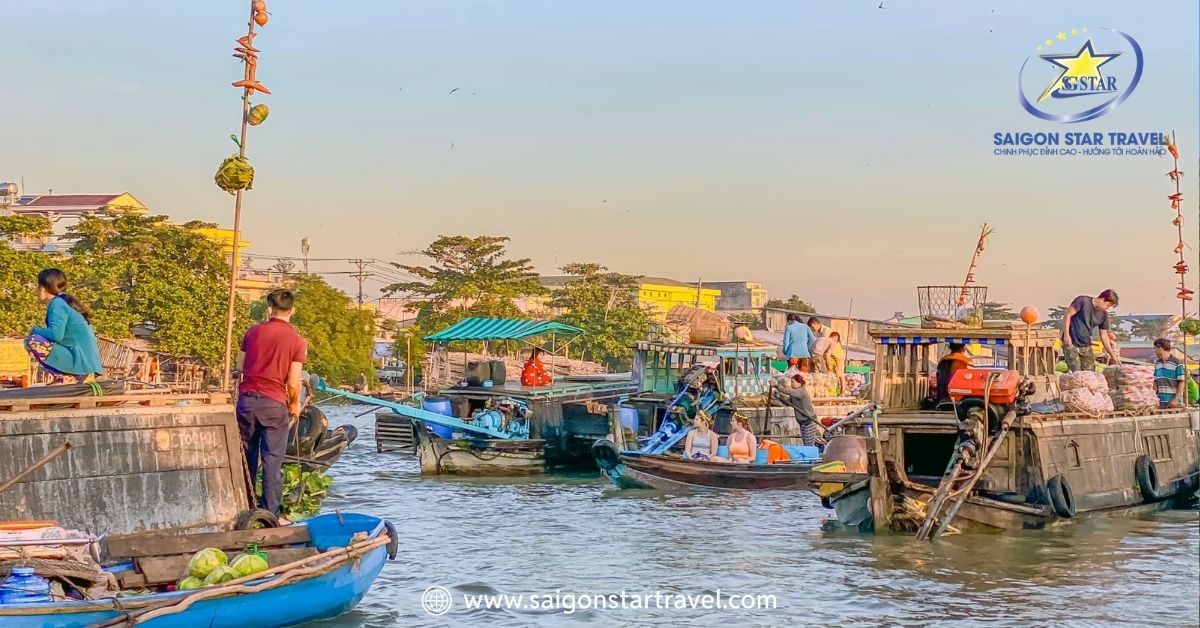 Chợ nổi Cái Răng tấp nập buôn bán vào sáng sớm