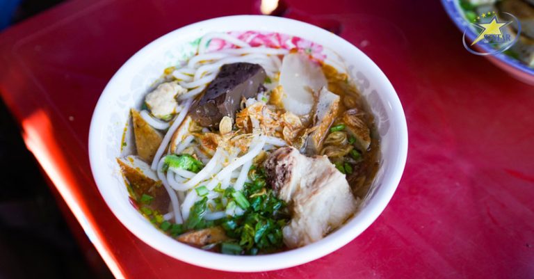 Kinh nghiệm Du Lịch Nha Trang 2024 Từ A-Z | Saigon Star Travel Thưởng thức bánh canh chả cá - Tour Bình Hưng Nha Trang 3 ngày 3 đêm