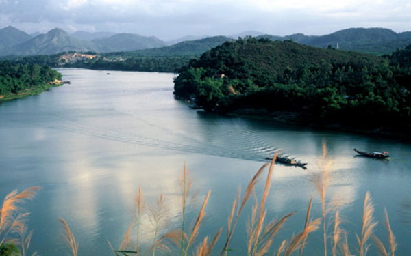 thuyet-minh-ve-danh-lam-thang-canh-song-huong-hue-1