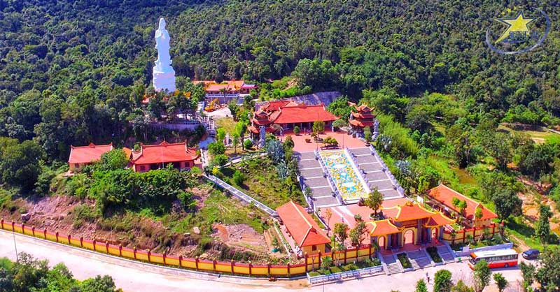 Chùa Hộ Quốc Phú Quốc - Điểm Đến Linh Thiêng Giữa Lòng Đảo Ngọc | Saigon Star Travel Toàn cảnh Chùa Hộ Quốc nhìn từ trên cao