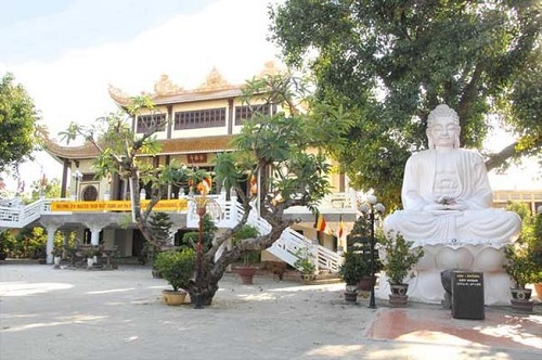 top-5-ngoi-chua-linh-thieng-co-tieng-nhat-tai-da-nang-3