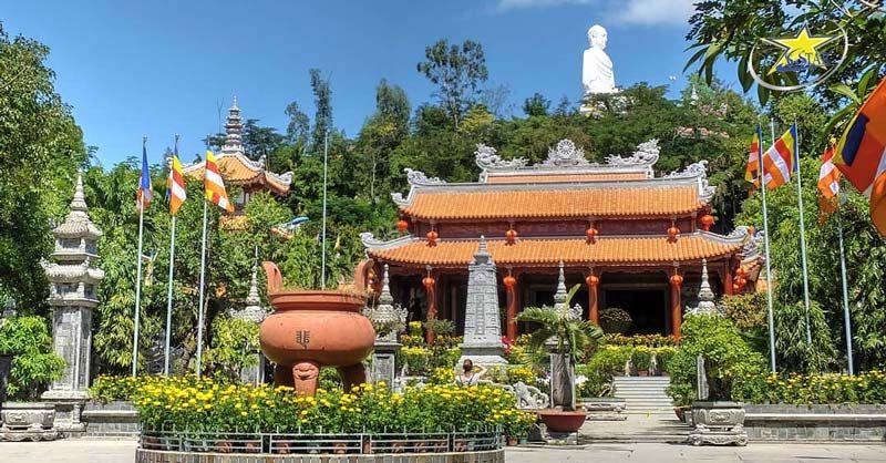Khuôn viên Chùa Long Sơn Nha Trang