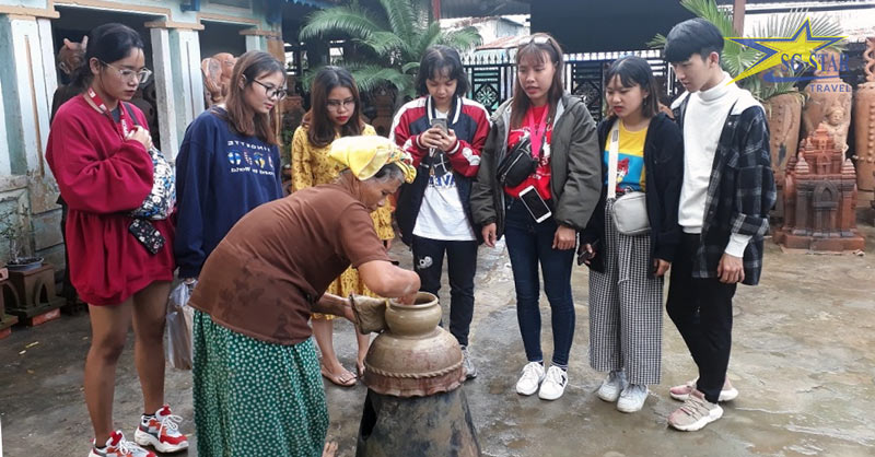 Xem các nghệ nhân nặn gốm tại Làng Gốm Bàu Trúc