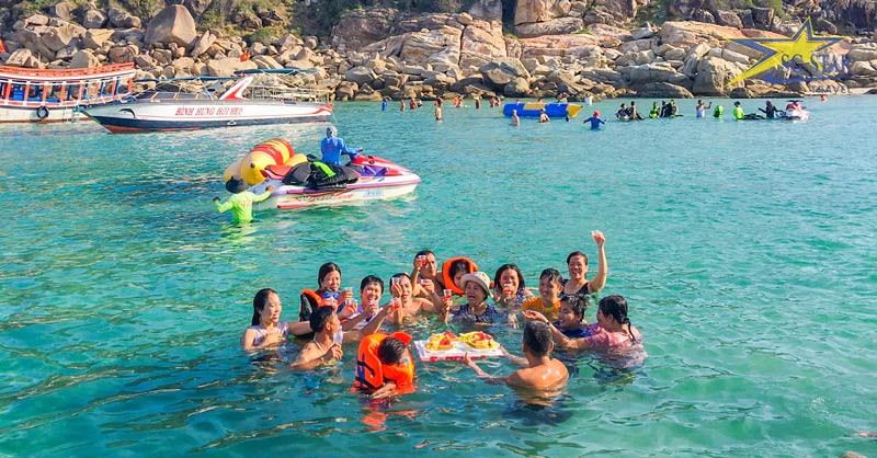 Tham gia Tiệc Bar trên biển - Tour Bình Hưng - Ninh Chữ - Vĩnh Hy 3 Ngày 3 Đêm