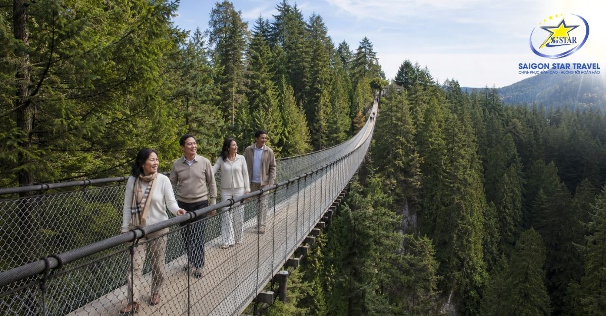 Du khách tham quan Capilano Suspension Bridge trong tour Canada tại Vancouver