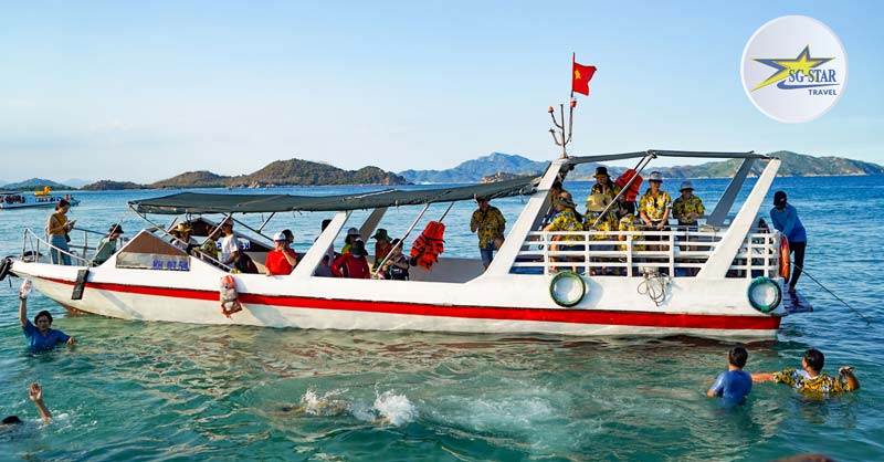 Tham quan bằng tàu đáy kính & Lặn ngắm san hô tại Vịnh Vĩnh Hy