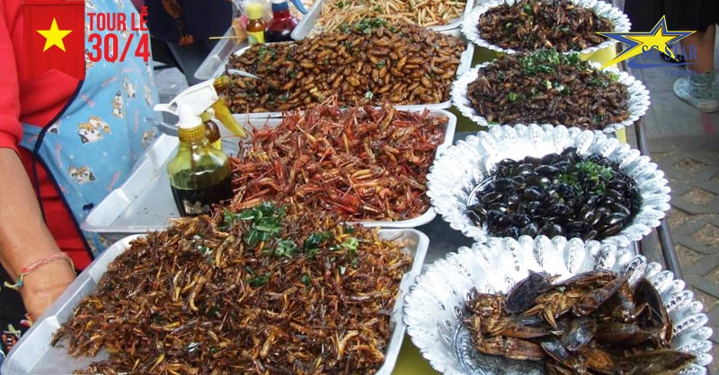 Thưởng thức các loại côn trùng tại Chợ Skun