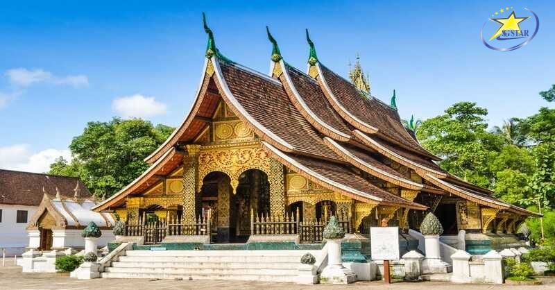 Tour Du Lịch Lào 4 Ngày 3 Đêm – Tượng Đài Chiến Thắng Patuxay | Saigon Star Travel Chùa Vat Xiêng Thong