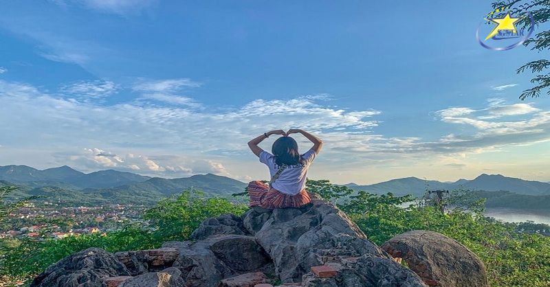 Tour Du Lịch Lào 4 Ngày 3 Đêm – Tượng Đài Chiến Thắng Patuxay | Saigon Star Travel Đỉnh núi Phousi ngắm hoàng hôn