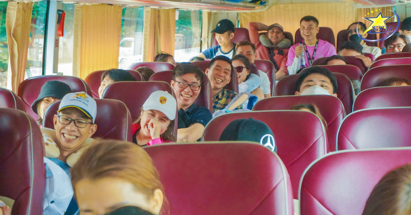 Giao lưu trên xe cùng HDV Saigon Star Travel