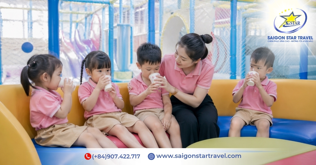 Học Sinh Mầm Non Nghỉ Uống Nước Giữa Chặng Tại Khu Vui Chơi