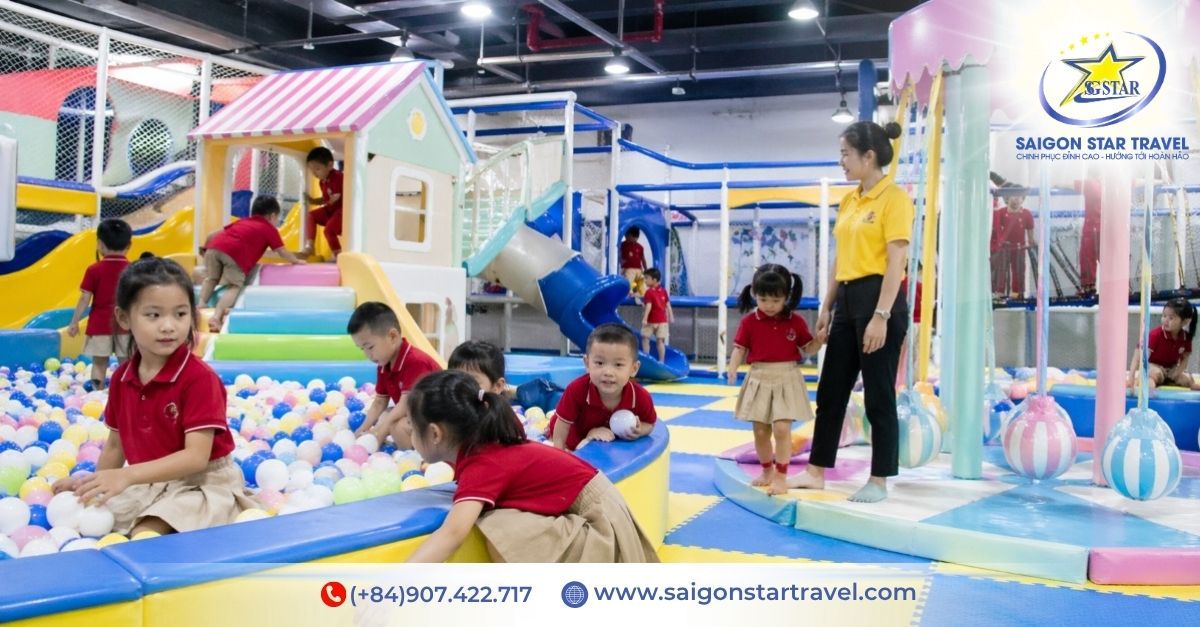 Giáo Viên Và Nhân Sự Điều Phối Đoàn Mầm Non Tại Khu Vui Chơi