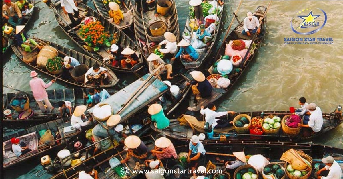 Tham quan chợ nổi tấp nập vào sáng sớm