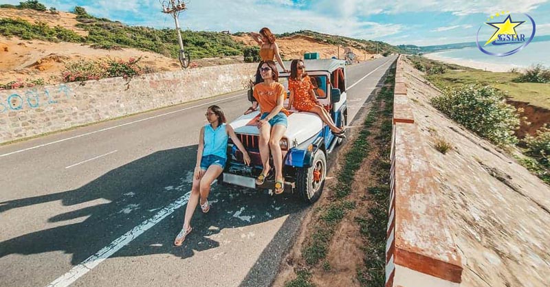 Cung đường biển Hòn Rơm Mũi Né được nhiều du khách yêu thích ghé đến chụp ảnh