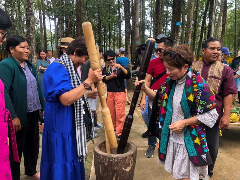 Trà Vinh - Tạo sản phẩm du lịch đặc trưng gắn kết xây dựng nông thôn mới giai đoạn 2021 - 2025 | Saigon Star Travel GS -TS Nguyễn Thị Hậu & Phan Thu Hiền Tham gia giả cốm dẹp của dân tộc người Khmer