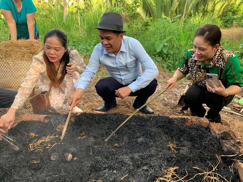 Trà Vinh - Tạo sản phẩm du lịch đặc trưng gắn kết xây dựng nông thôn mới giai đoạn 2021 - 2025 | Saigon Star Travel TS Tạ Duy Linh tham gia hoạt động nướng trứng gà với rơm trên Cồn Trứng