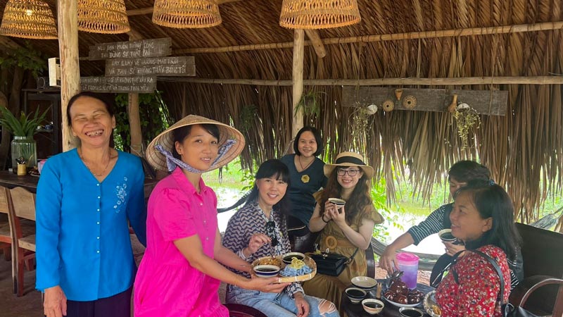 Trà Vinh - Tạo sản phẩm du lịch đặc trưng gắn kết xây dựng nông thôn mới giai đoạn 2021 - 2025 | Saigon Star Travel PV Báo Pháp Luật TP.HCM cùng đoàn dùng ẩm thực tại Cồn Chim