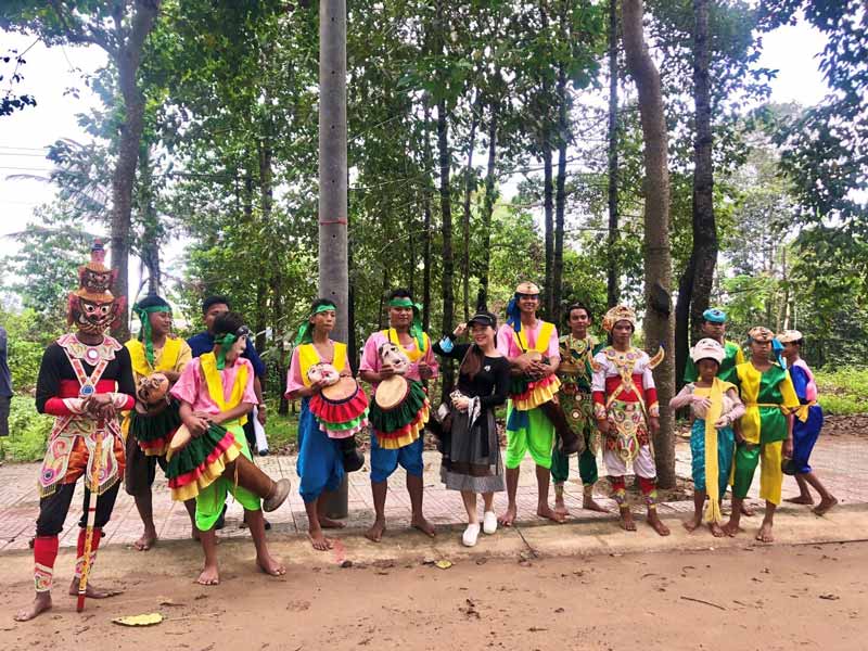 Đoàn giao lưu nhảy múa với dân tộc Khmer tại Ao Bà Om