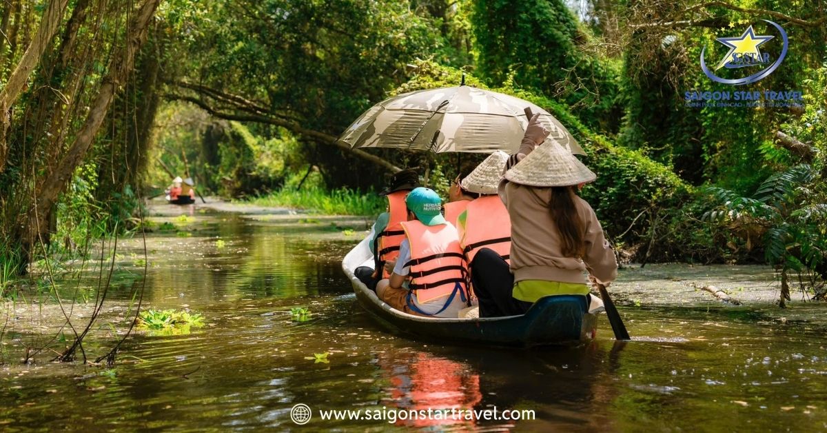 Đi xuồng ba lá len lỏi qua các con rạch nhỏ