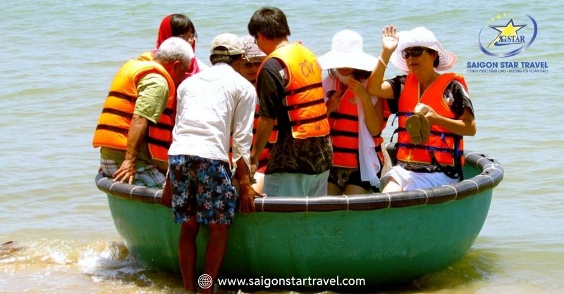 Làng Chài Mũi Né Và Những Điều Thú Vị | Saigon Star Travel Trải nghiệm chèo thuyền thúng lênh đênh trên biển