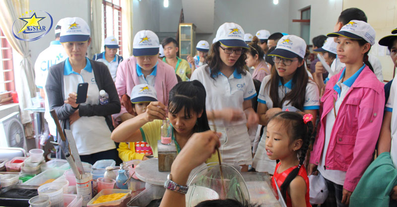 Tham quan và mua các sản phẩm lưu niệm ở tranh cát Phi Long