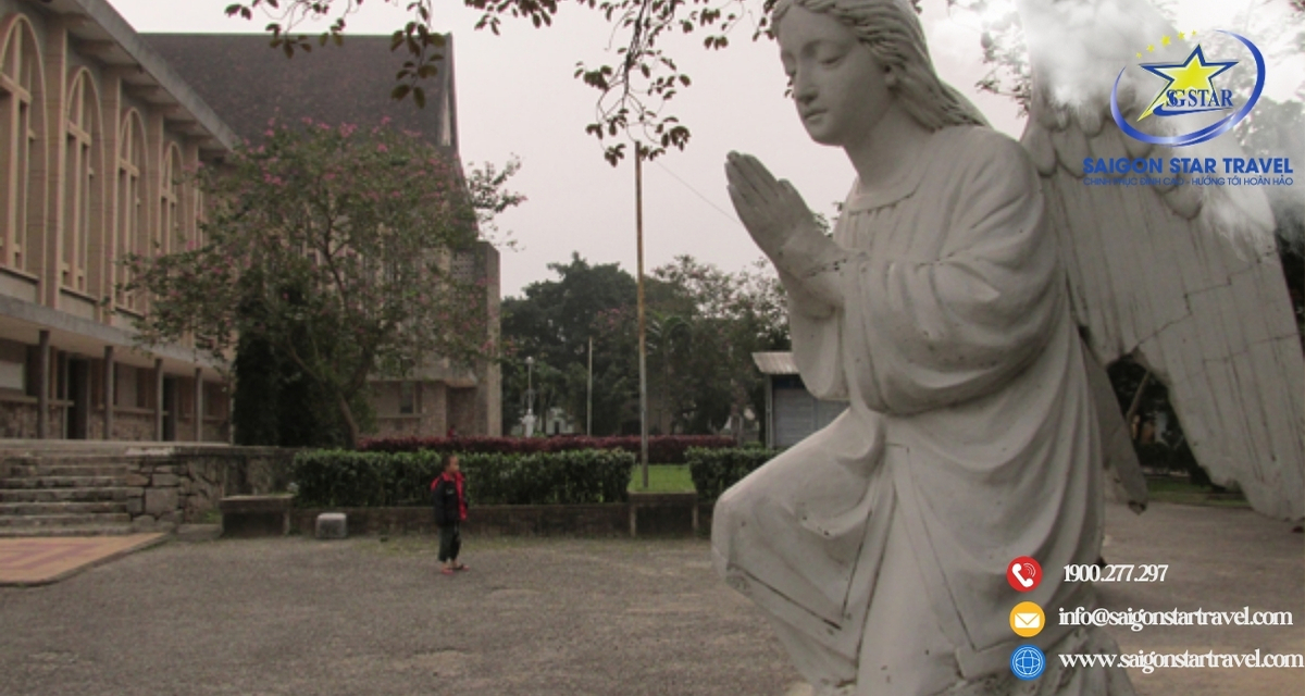 Tượng đá bên trong khuôn viên Thánh đường