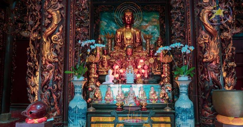 Tượng Phật đồng vô cùng quý giá bên trong chánh điện Chùa Vĩnh Tràng