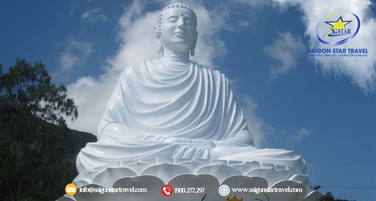 Tượng phật đằng sau chùa