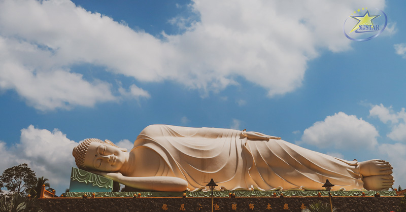 Một ngày viếng thăm Chùa Vĩnh Tràng Tiền Giang | Saigon Star Travel Tượng Phật nằm trong Vĩnh Tràng tự