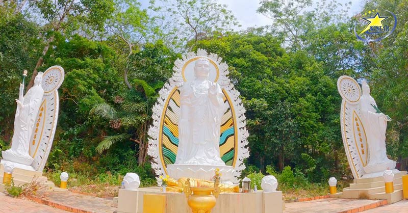 Tượng Tam Thế Phật trên khu du lịch Núi Tà Cú