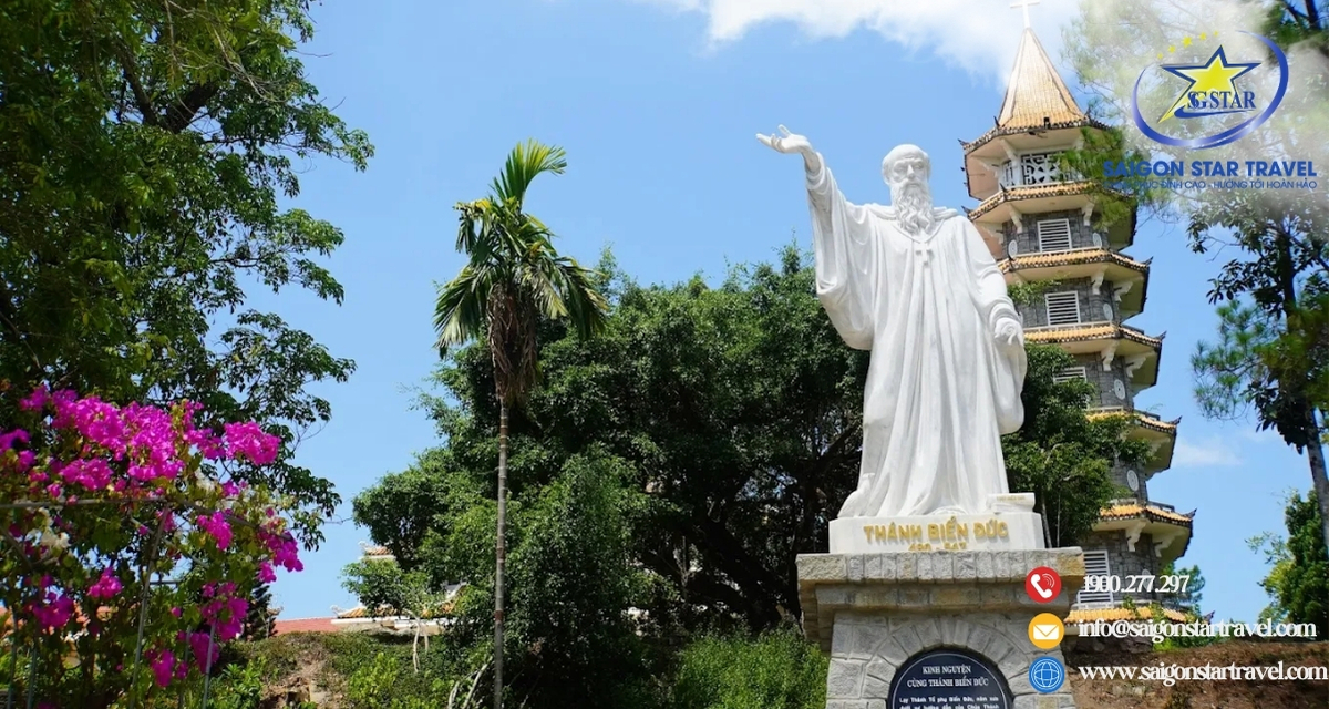 Tượng Thánh Biển Đức ở trước Đan viện