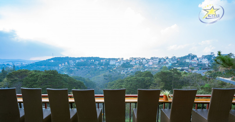 Cổng Trời Đà Lạt View Coffee - Điểm check-in siêu đẹp ngỡ như trên phim | Saigon Star Travel View ngắm ra rừng thông và thành phố