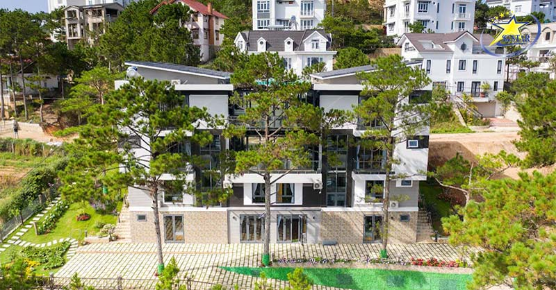 Villa Kim Huê 3 Sao Đà Lạt | Saigon Star Travel Cảnh quan từ phía sau Villa