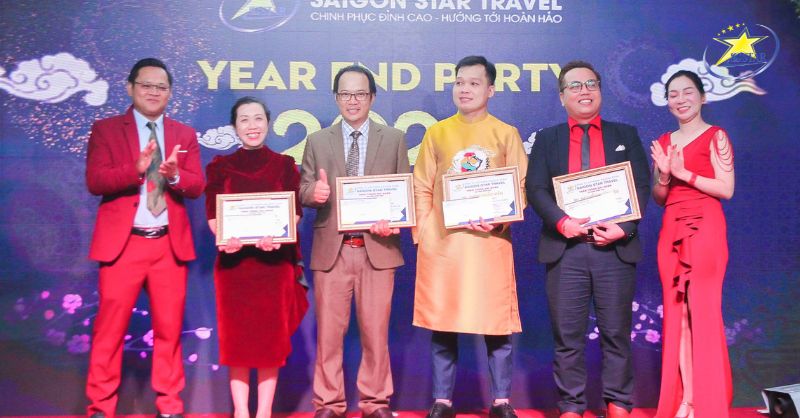 Saigon Star Travel Khai tiệc “Year End Party” Chào 2024 | Saigon Star Travel Tuyên khen thưởng các cá nhân hoàn thành tốt nhiệm vụ năm 2023 Saigon Star Travel