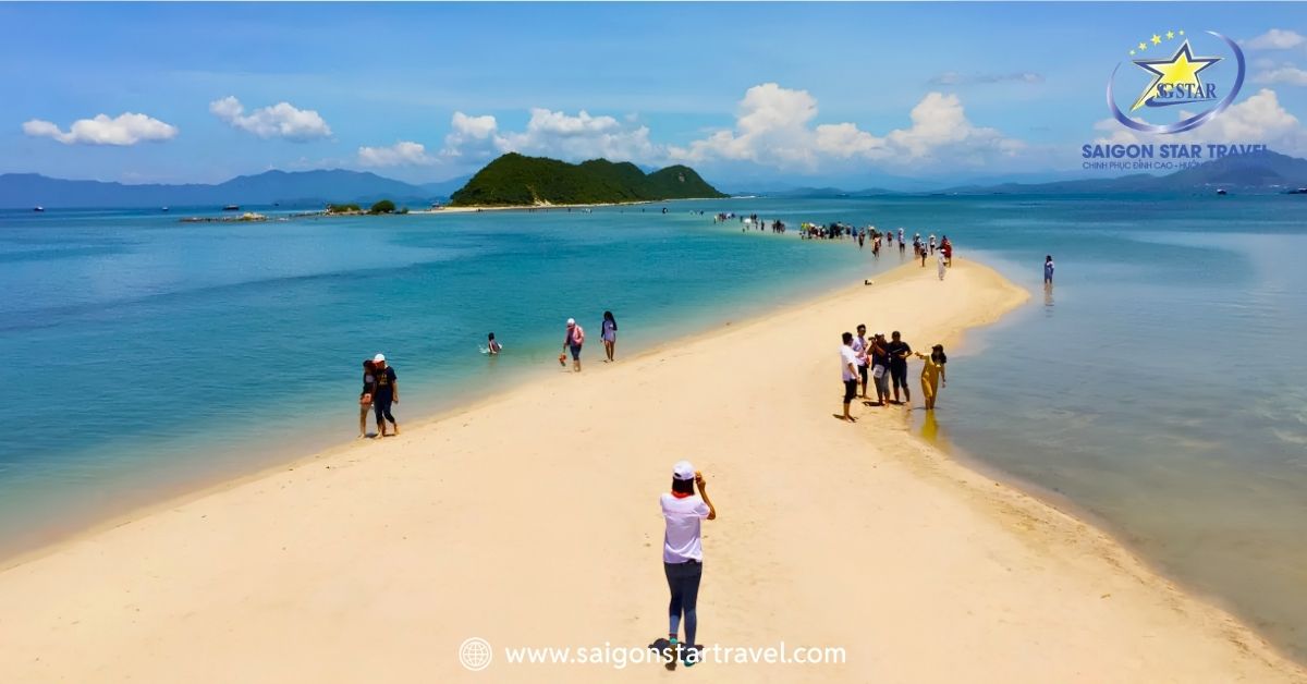 Con đường đi bộ giữa biển độc nhất vô nhị tại đảo điệp sơn vịnh Vân Phong