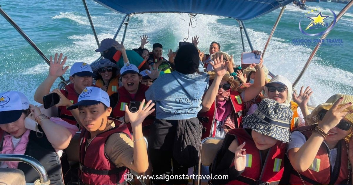khách du lịch trải nghiệm tour vịnh vân phong của saigon strar travel