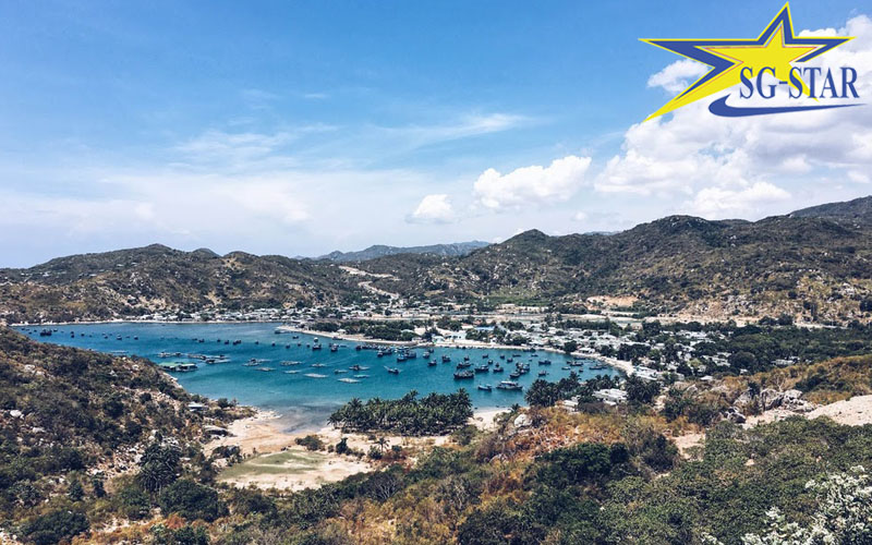 Vịnh Vĩnh Hy hoang sơ mà hùng vĩ là một trong bốn vịnh đẹp nhất Việt Nam Vịnh Vĩnh Hy hoang sơ mà hùng vĩ là một trong bốn vịnh đẹp nhất Việt Nam