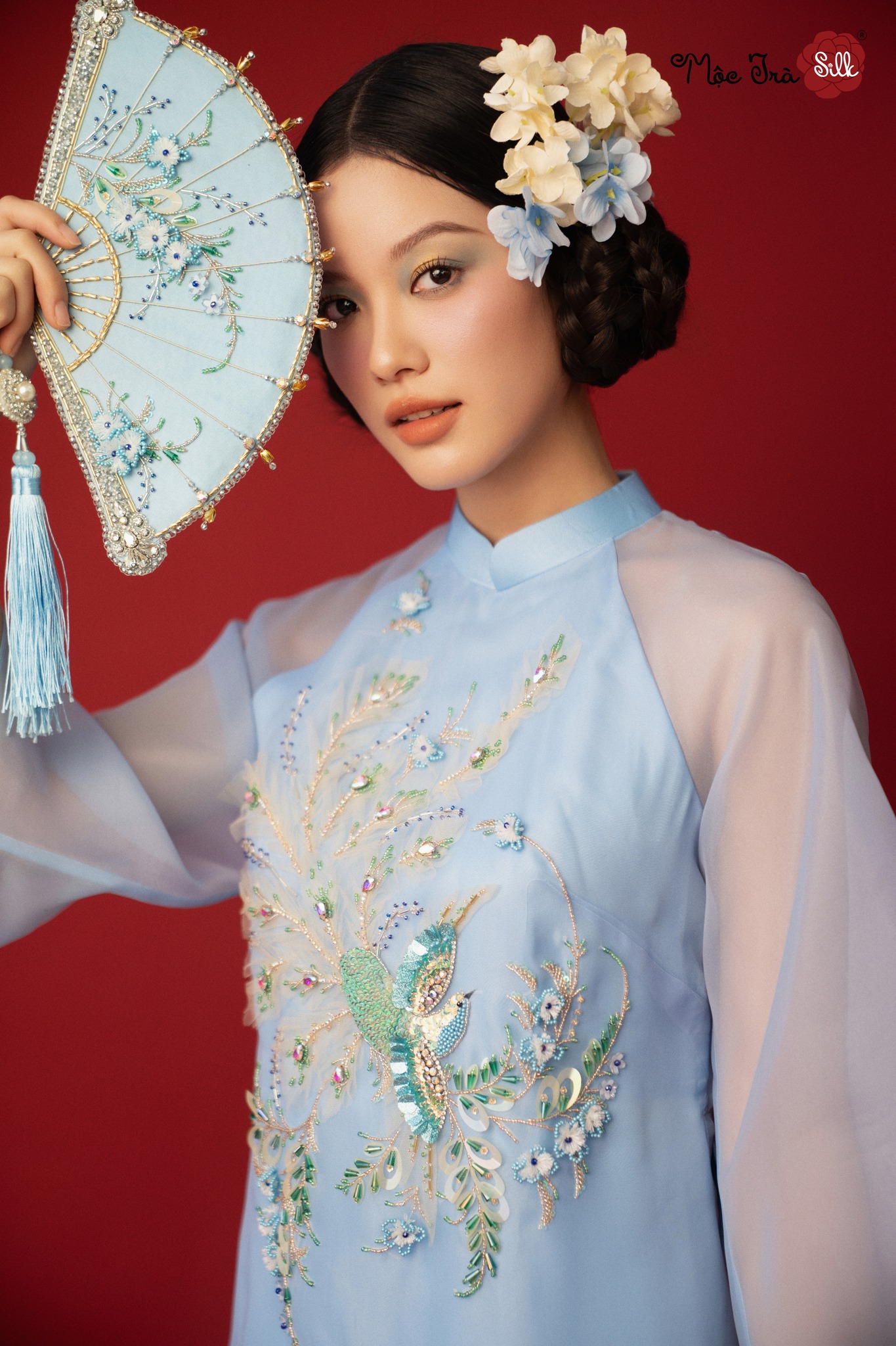 Quạt thêu đính thủ công