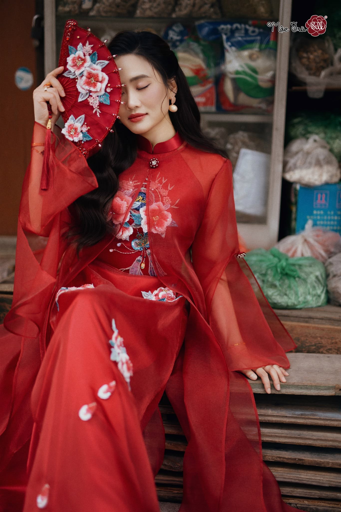 Quạt thêu đính thủ công